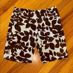 EUC Women’s Sz 8 Izod Brown and White Leaf Print Shorts Golf